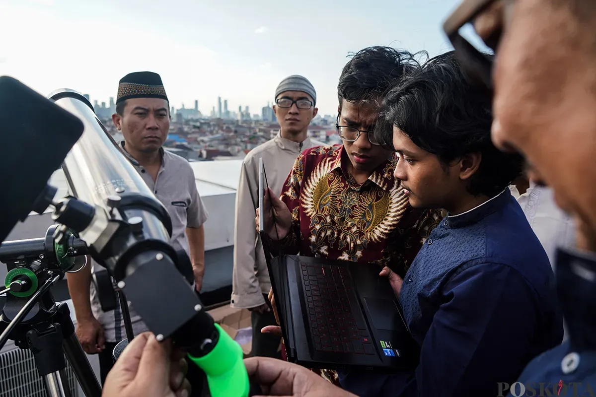 Tim Hisab Rukyat Jakarta melakukan pemantauan rukyatul hilal menggunakan alat ukur khusus, di Kantor WIlayah (Kanwil) Kementerian Agama (Kemenag) Jakarta, Jakarta Timur, Jumat, 28 Februari 2025. (Sumber: Poskota/Bilal Nugraha Ginanjar)