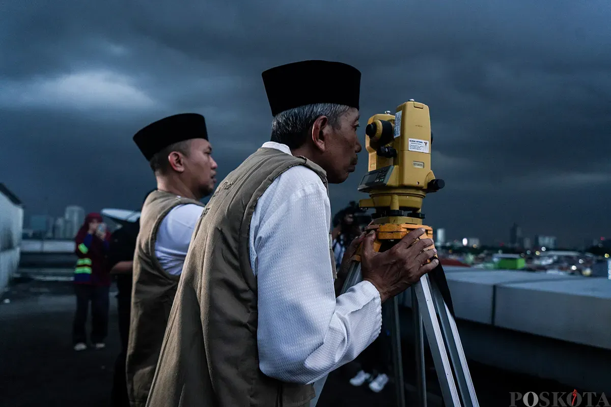 Tim Hisab Rukyat Jakarta melakukan pemantauan rukyatul hilal menggunakan alat ukur khusus, di Kantor WIlayah (Kanwil) Kementerian Agama (Kemenag) Jakarta, Jakarta Timur, Jumat, 28 Februari 2025. (Sumber: Poskota/Bilal Nugraha Ginanjar)