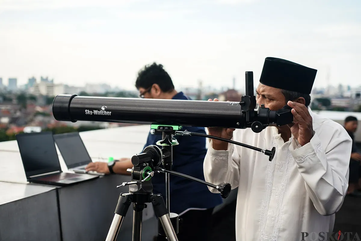 Tim Hisab Rukyat Jakarta melakukan pemantauan rukyatul hilal menggunakan alat ukur khusus, di Kantor WIlayah (Kanwil) Kementerian Agama (Kemenag) Jakarta, Jakarta Timur, Jumat, 28 Februari 2025. (Sumber: Poskota/Bilal Nugraha Ginanjar)