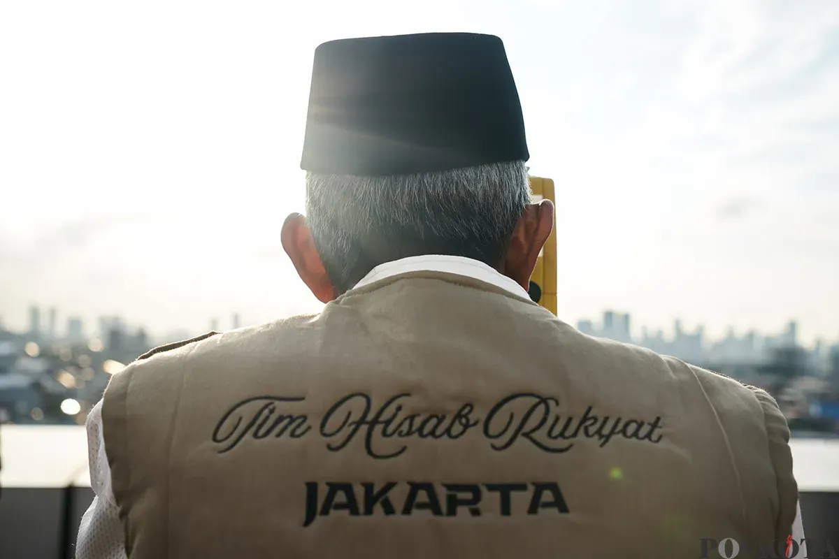 Tim Hisab Rukyat Jakarta melakukan pemantauan rukyatul hilal menggunakan alat ukur khusus, di Kantor WIlayah (Kanwil) Kementerian Agama (Kemenag) Jakarta, Jakarta Timur, Jumat, 28 Februari 2025. (Sumber: Poskota/Bilal Nugraha Ginanjar)