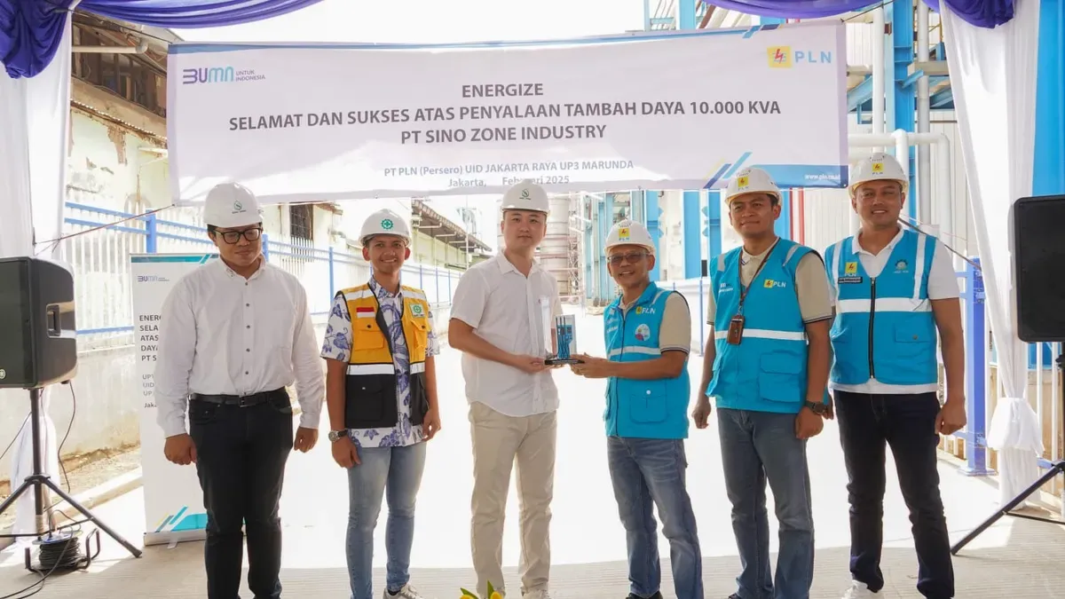 Pemberian cinderamata dari General Manager PLN UID Jakarta Raya, Lasiran, kepada Direktur Utama PT Sino Zone Industry Indonesia, Yen Cia Chen. (Sumber: Dok. PLN UID Jakarta Raya)