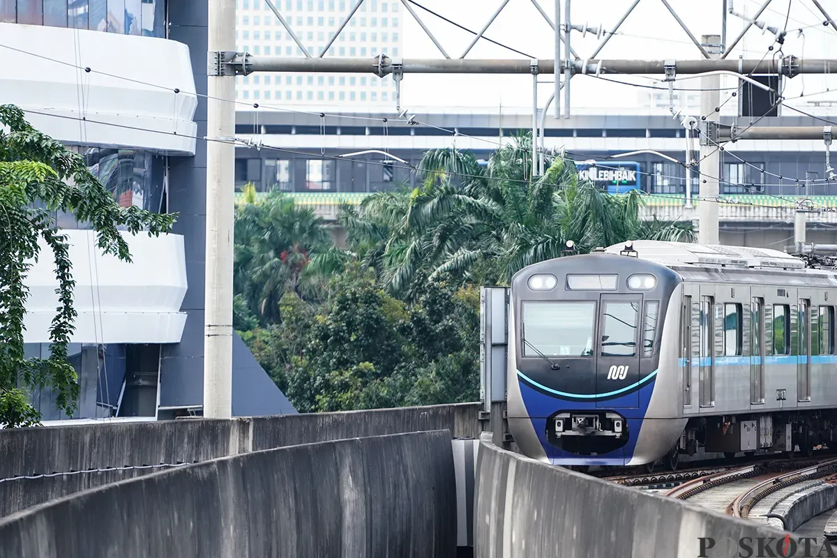 Sejumlah calon penumpang Mass Rapid Transit (MRT) dan Transjakarta menunggu kedatangan kereta dan bus di Stasiun MRT Blok M dan Halte Transjakarta ASEAN, Jakarta Selatan, Sabtu, 1 Maret 2025. (Sumber: Poskota/Bilal Nugraha Ginanjar)