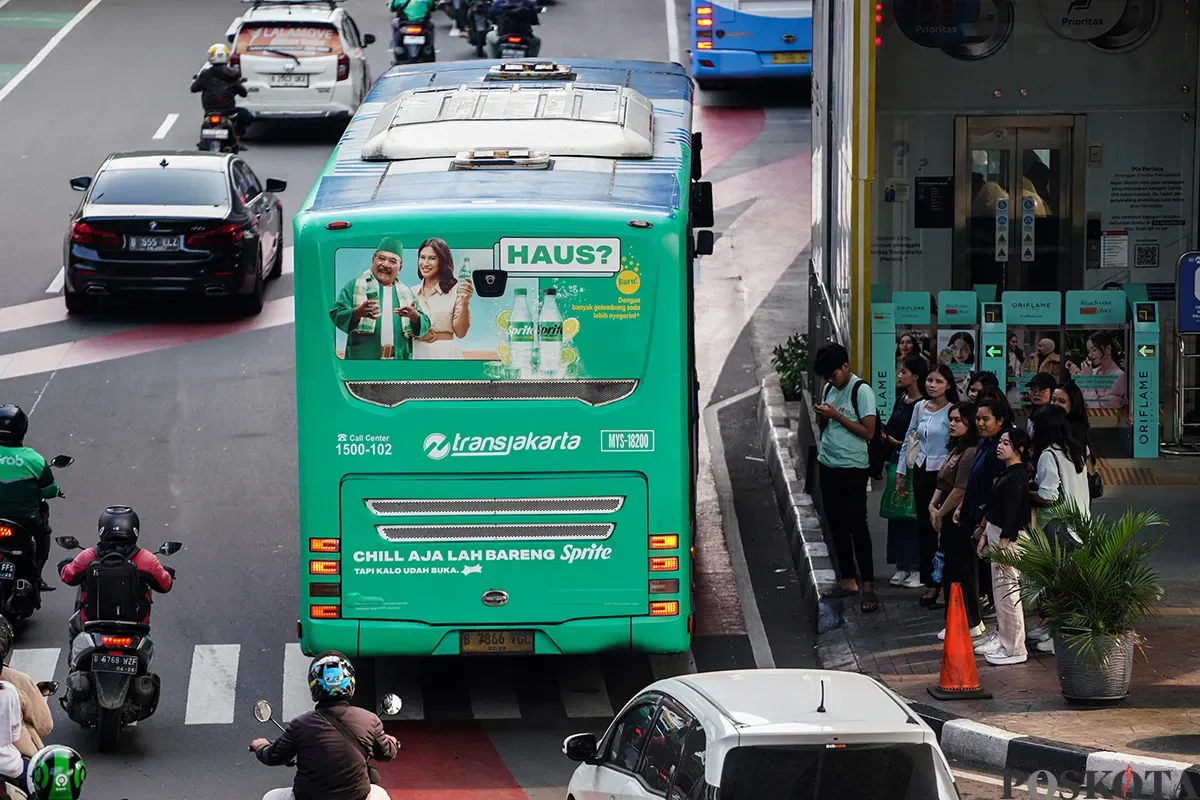 Sejumlah calon penumpang Mass Rapid Transit (MRT) dan Transjakarta menunggu kedatangan kereta dan bus di Stasiun MRT Blok M dan Halte Transjakarta ASEAN, Jakarta Selatan, Sabtu, 1 Maret 2025. (Sumber: Poskota/Bilal Nugraha Ginanjar)