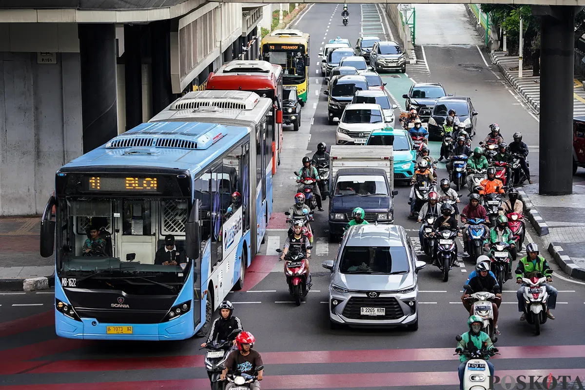 Sejumlah calon penumpang Mass Rapid Transit (MRT) dan Transjakarta menunggu kedatangan kereta dan bus di Stasiun MRT Blok M dan Halte Transjakarta ASEAN, Jakarta Selatan, Sabtu, 1 Maret 2025. (Sumber: Poskota/Bilal Nugraha Ginanjar)