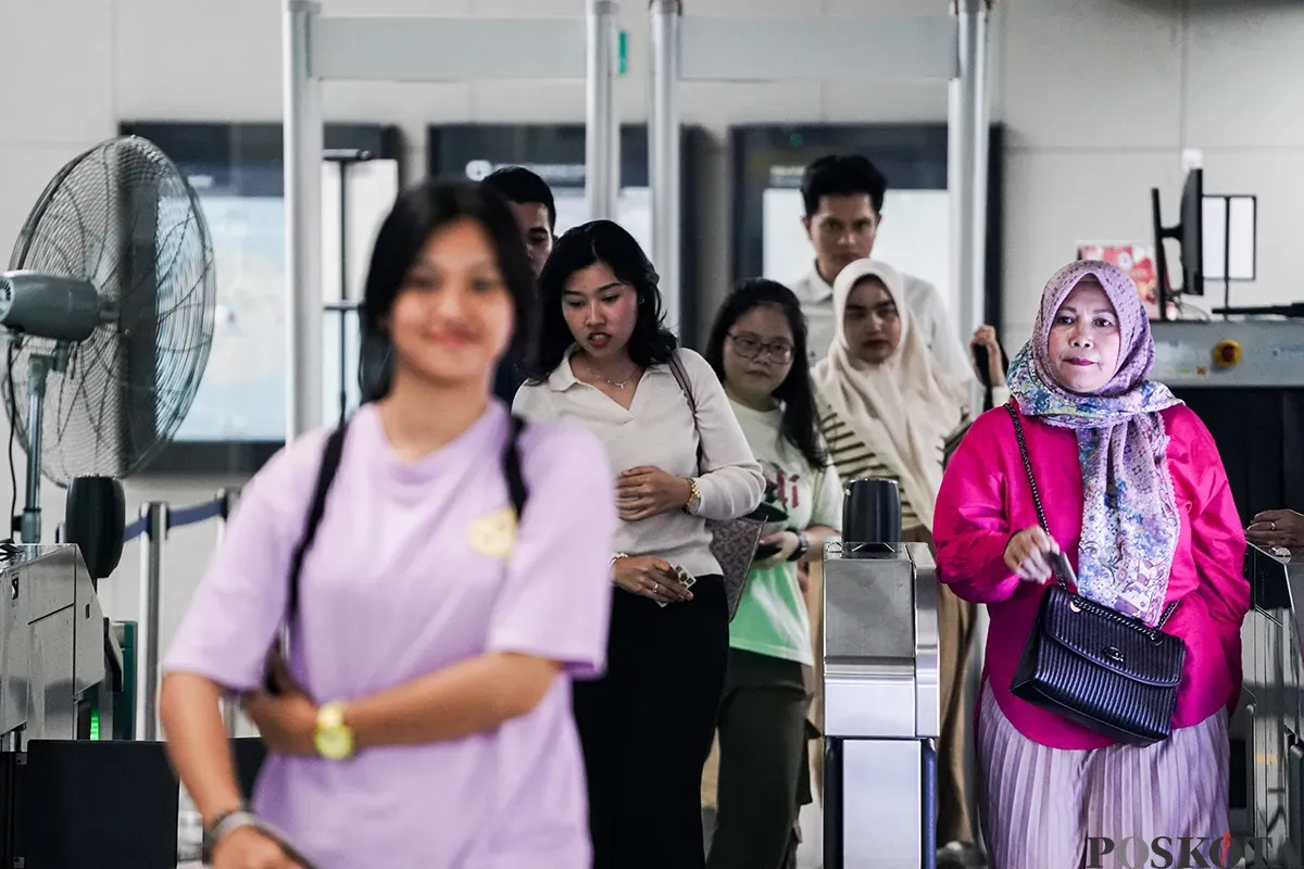 Sejumlah calon penumpang Mass Rapid Transit (MRT) dan Transjakarta menunggu kedatangan kereta dan bus di Stasiun MRT Blok M dan Halte Transjakarta ASEAN, Jakarta Selatan, Sabtu, 1 Maret 2025. (Sumber: Poskota/Bilal Nugraha Ginanjar)