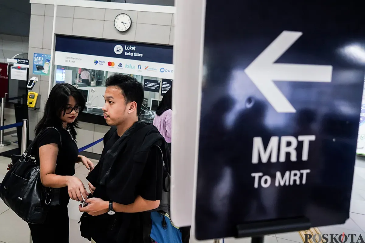 Sejumlah calon penumpang Mass Rapid Transit (MRT) dan Transjakarta menunggu kedatangan kereta dan bus di Stasiun MRT Blok M dan Halte Transjakarta ASEAN, Jakarta Selatan, Sabtu, 1 Maret 2025. (Sumber: Poskota/Bilal Nugraha Ginanjar)