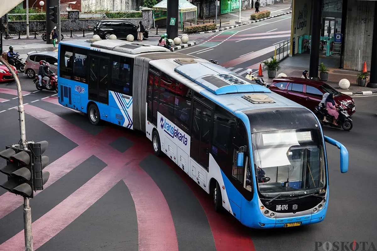 Sejumlah calon penumpang Mass Rapid Transit (MRT) dan Transjakarta menunggu kedatangan kereta dan bus di Stasiun MRT Blok M dan Halte Transjakarta ASEAN, Jakarta Selatan, Sabtu, 1 Maret 2025. (Sumber: Poskota/Bilal Nugraha Ginanjar)