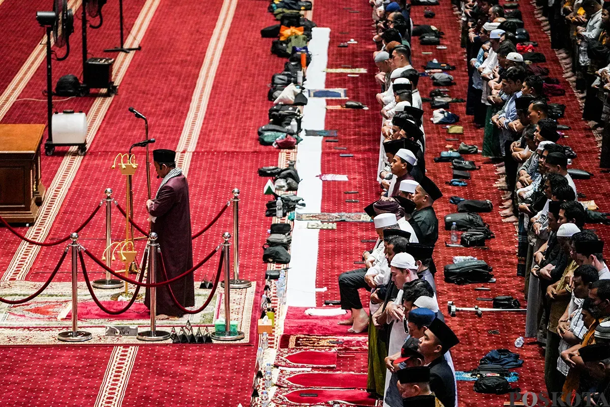 Umat Muslim melaksanakan shalat tarawih pertama Ramadhan 1446 H di Masjid Istiqlal, Jakarta, Jum'at, 28 Februari 2025. (Sumber: Poskota/Bilal Nugraha Ginanjar)