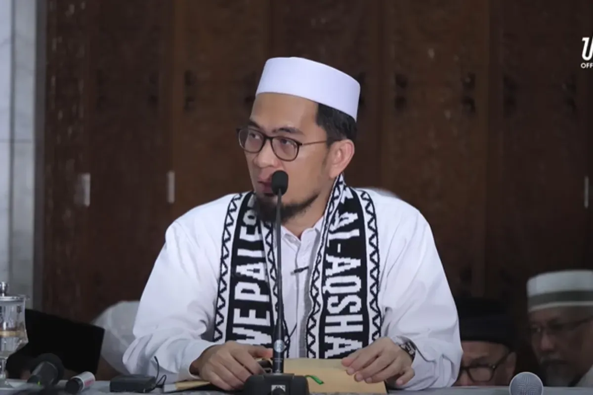 Ustadz Adi Hidayat memberikan nasihat tentang pentingnya menjaga sholat seperti para nabi. (Sumber: Tangkap Layar YouTube/Adi Hidayat Official)