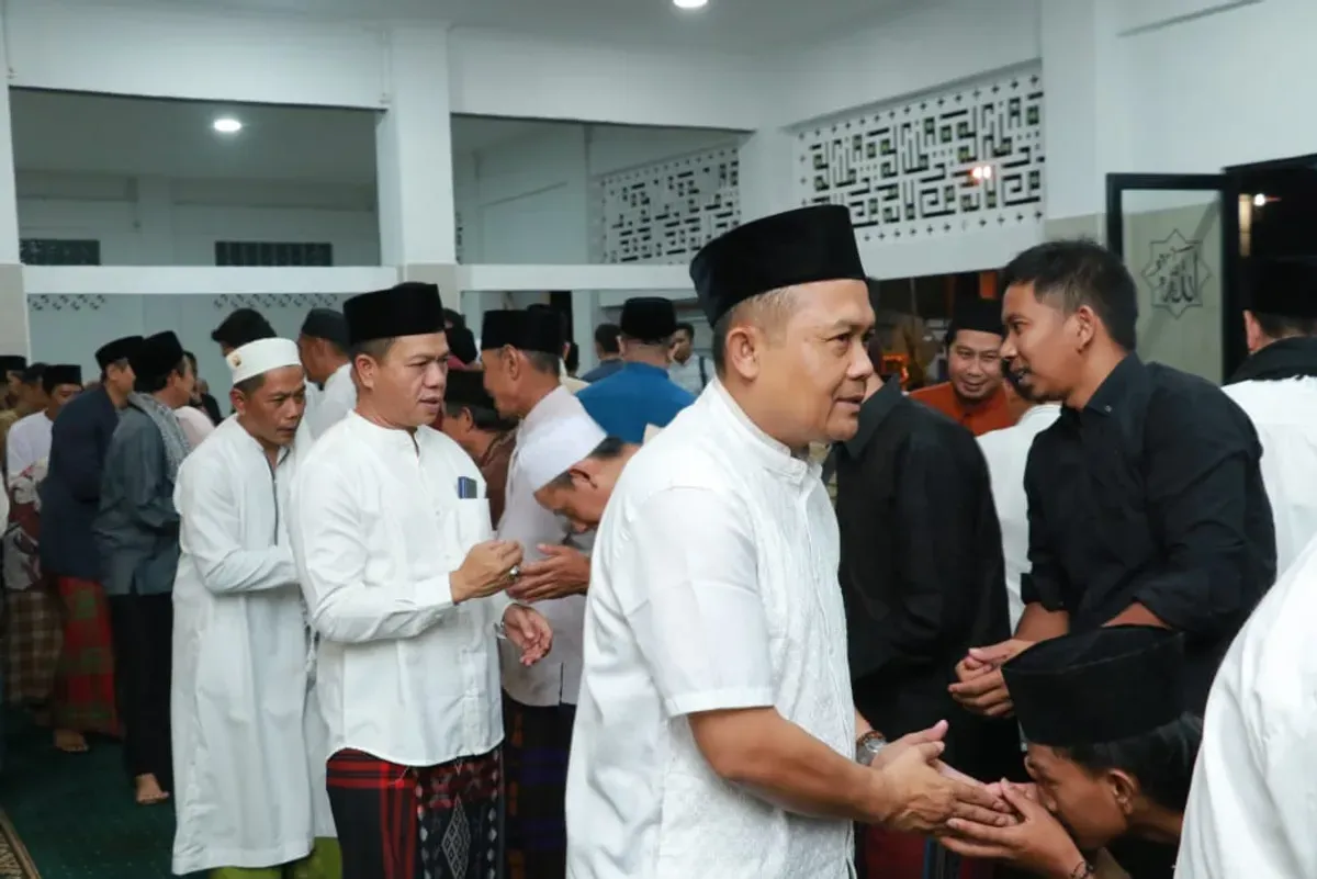 Bupati Bandung, Dadang Supriatna bersalaman dengan warga setelah melaksanakan salat tarawih pertama di Masjid Asy-Syifa, Desa Tegalluar, Kecamatan Bojongsoang, Jumat, 28 Februari 2025. (Sumber: Dok. Pemkab Bandung)