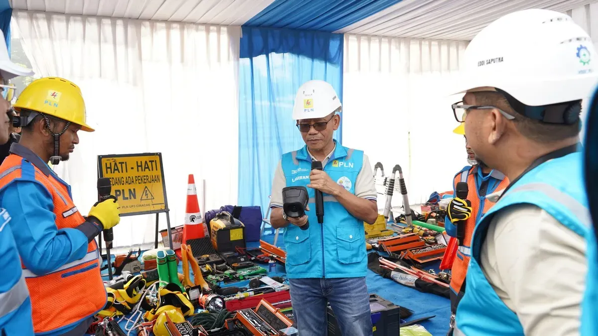 General Manager PLN UID Jakarta Raya, Lasiran memastikan seluruh peralatan para petugas dalam kondisi siap pakai dan berfungsi. (Sumber: Dok. PLN UID Jakarta Raya)