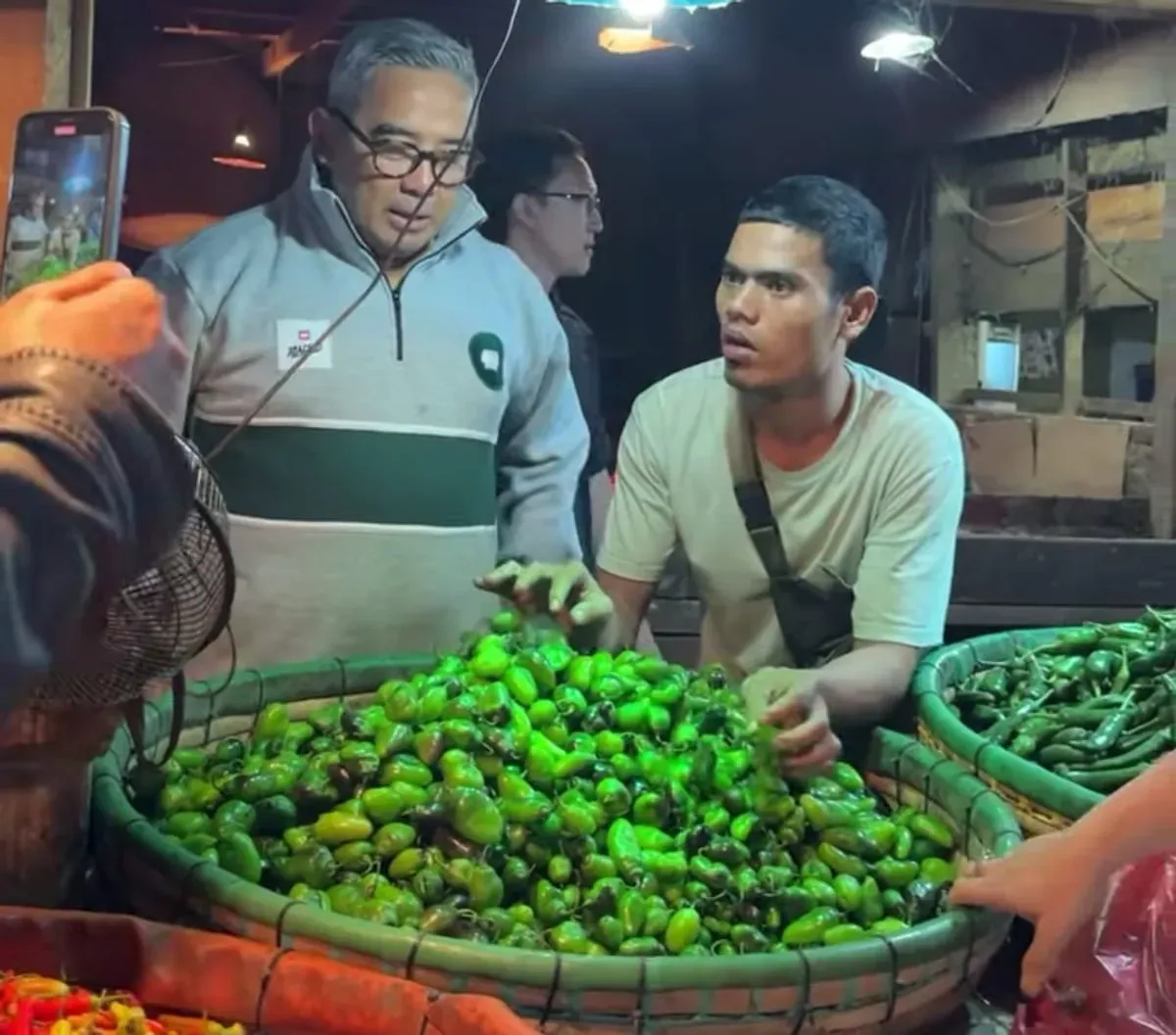 Wali Kota Bandung, M. Farhan melakukan pengecekan harga pangan dan ketersediaan selama bulan Ramadhan di Kota Bandung ke Pasar Caringin pada Minggu, 2 Maret 2025. (Sumber: Capture Instagram M Farhan)