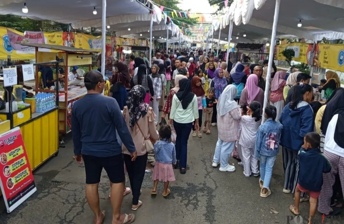 Ratusan warga saat berburu takjil untuk berbuka puasa di kawasan Nazar Ramadhan di jalan kesehatan Pandeglang, Minggu, 2 Maret 2025. (Sumber: Poskota/Samsul Fatoni)