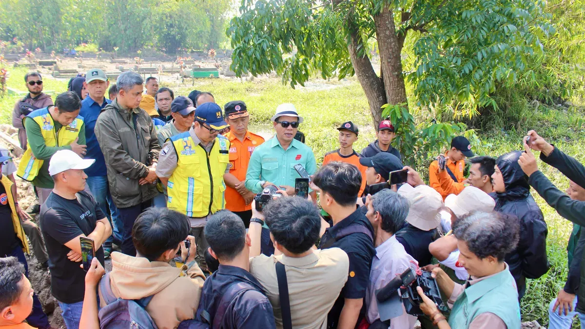 Bupati Bandung Dadang Supriatna meninjau lokasi rawan banjir di Kampung Sukabirus, Desa Citeureup, Kecamatan Dayeuhkolot, Minggu 2 Maret 2025. (Sumber: Dok. Humas Pemkab Bandung)