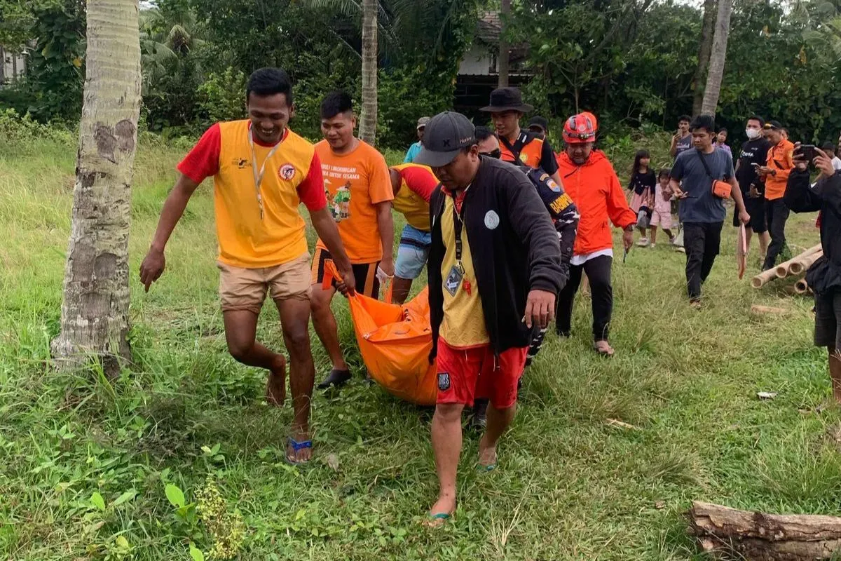 Tim SAR gabungan saat evakuasi korban terseret ombak di Pantai Carita, Pandeglang, Minggu, 2 Maret 2025. (Sumber: Dok. Balawista Banten)