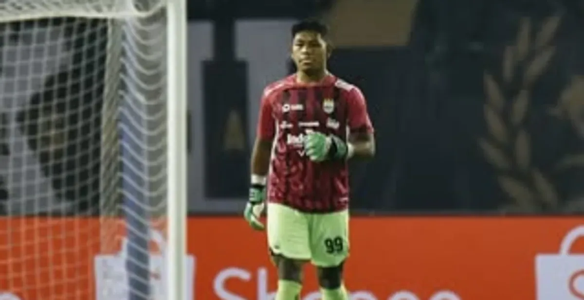 Sheva Sanggasi jalani debut bersama Persib Bandung saat lawan Persebaya. (Sumber: Instagram/@persib)