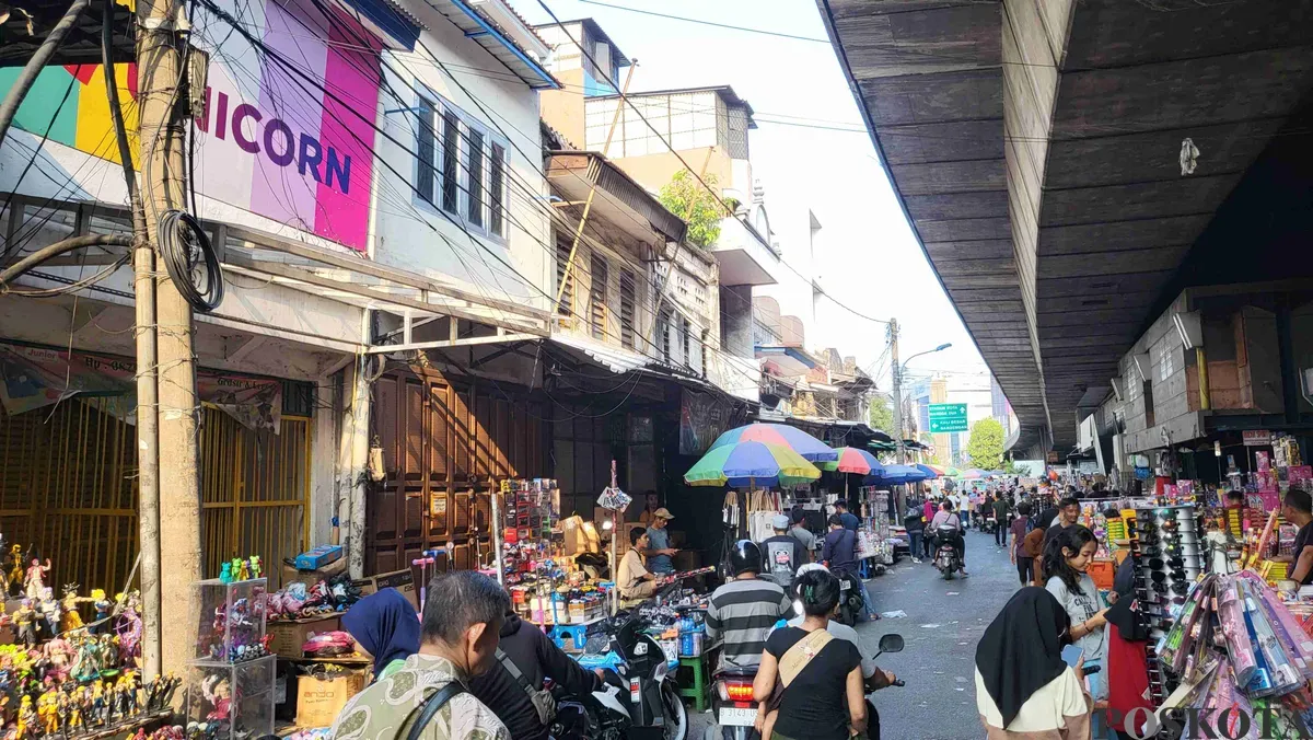 Suasana di pasar Asemka, Tambora, Jakarta Barat, Minggu, 2 Maret 2025. (Sumber: Poskota/Pandi Ramedhan)