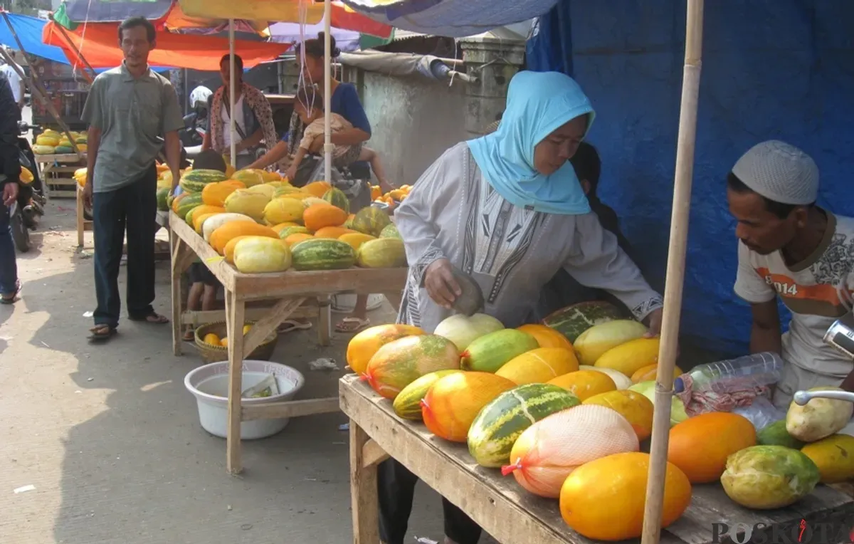 Pedagang timun suri di Pasar Labuan, Pandeglang, saat menjajakan buah khas Ramadhan, Minggu, 2 Maret 2025. (Sumber: Poskota/Samsul Fatoni)