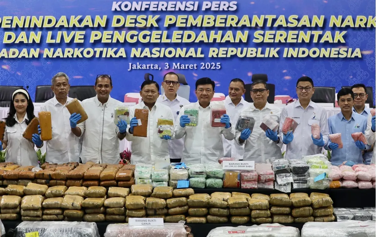 Menteri Koordinator Bidang Politik dan Keamanan (Menko Polkam), Budi Gunawan bersama Desk Pemberantasan Narkoba memperlihatkan barang bukti narkoba seberat 1,2 ton yang bila dikonversi senilai Rp1 Triliun. (Sumber: Dok Instagram Budi Gunawan)