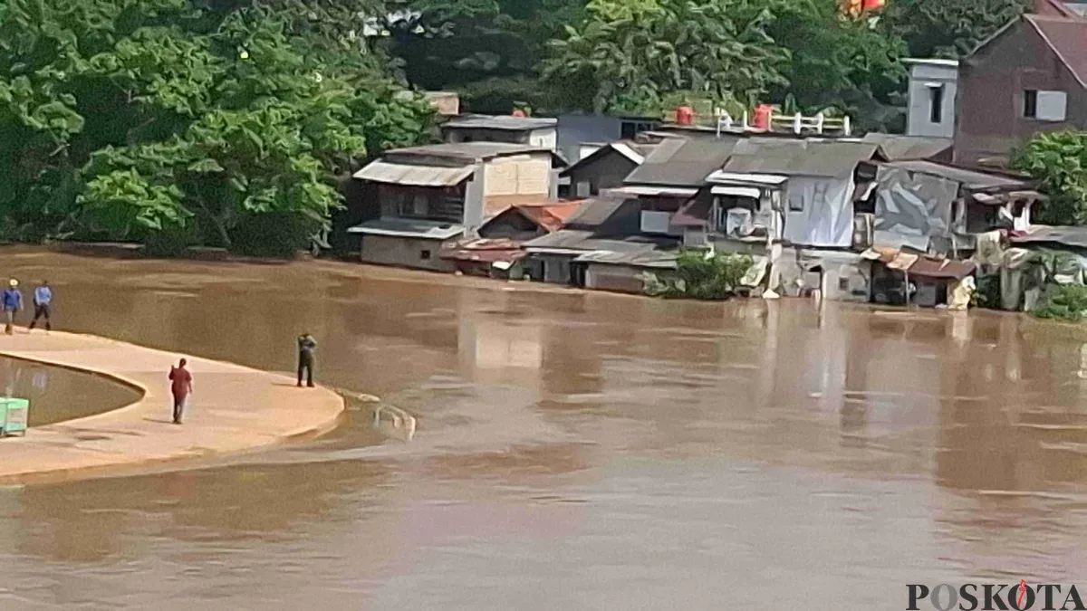 Luapan Sungai Ciliwung akibat air kiriman dalam peristiwa banjir di Pengadegan Timur, Kelurahan Pancoran, Jakarta Selatan. (Sumber: Poskota/Angga Pahlevi)