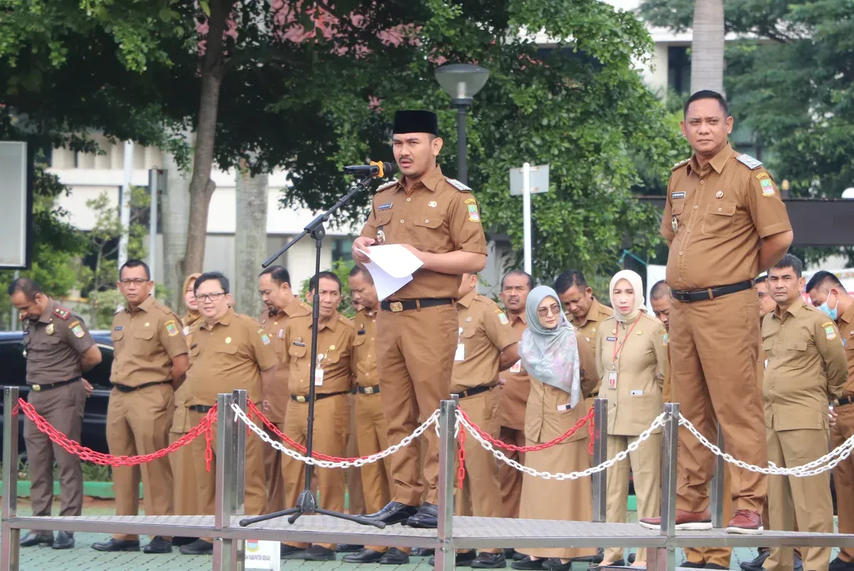 Bupati Bekasi, Ade Kuswara Kunang, memimpin apel ASN lingkungan Pemkab Bekasi, Senin, 3 Maret 2025. (Sumber: Dok. Dinas Komunikasi Informatika Persandian dan Statistik Kabupaten Bekasi)