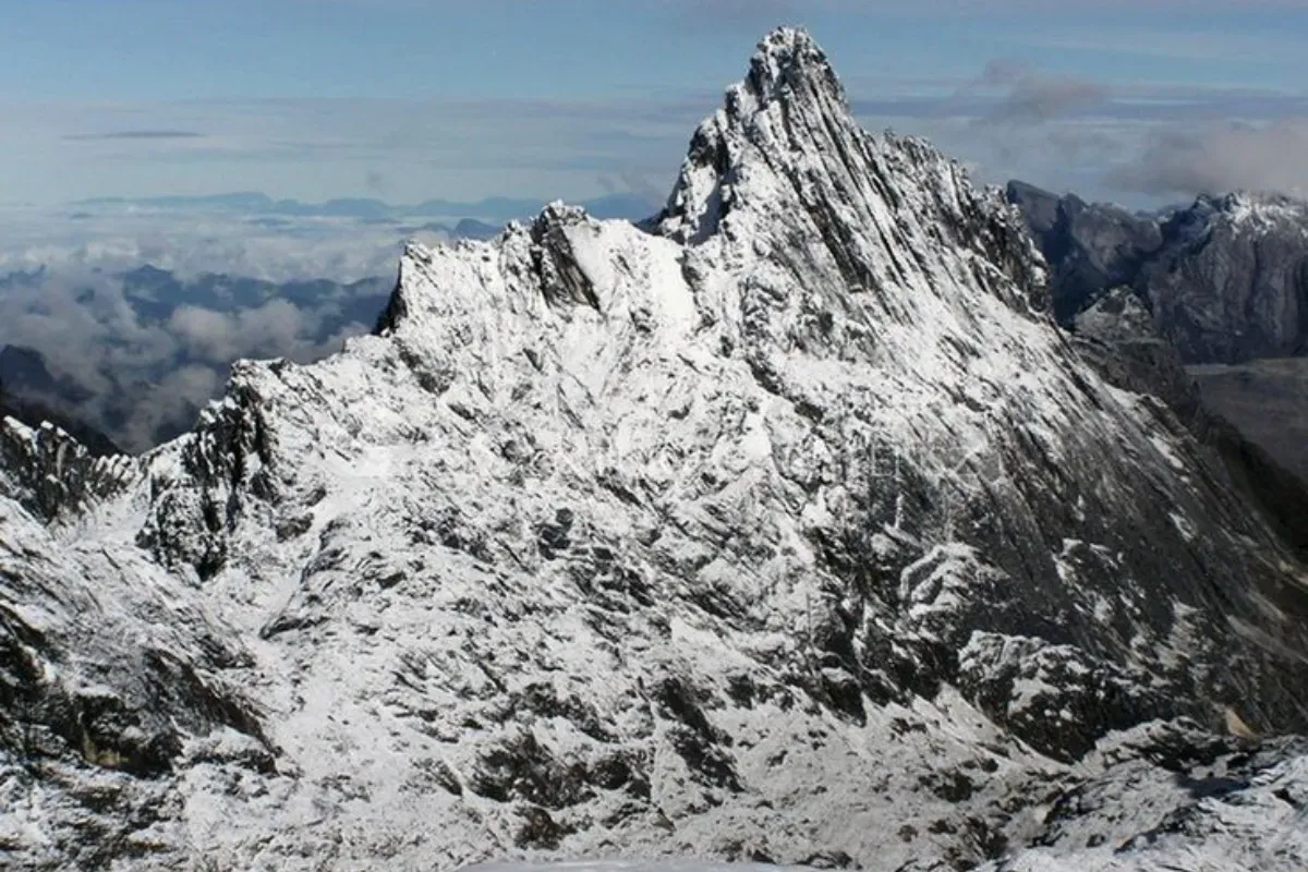 Puncak Carstensz Pyramid yang megah namun mematikan. (Sumber: Pinterest/@Andi)
