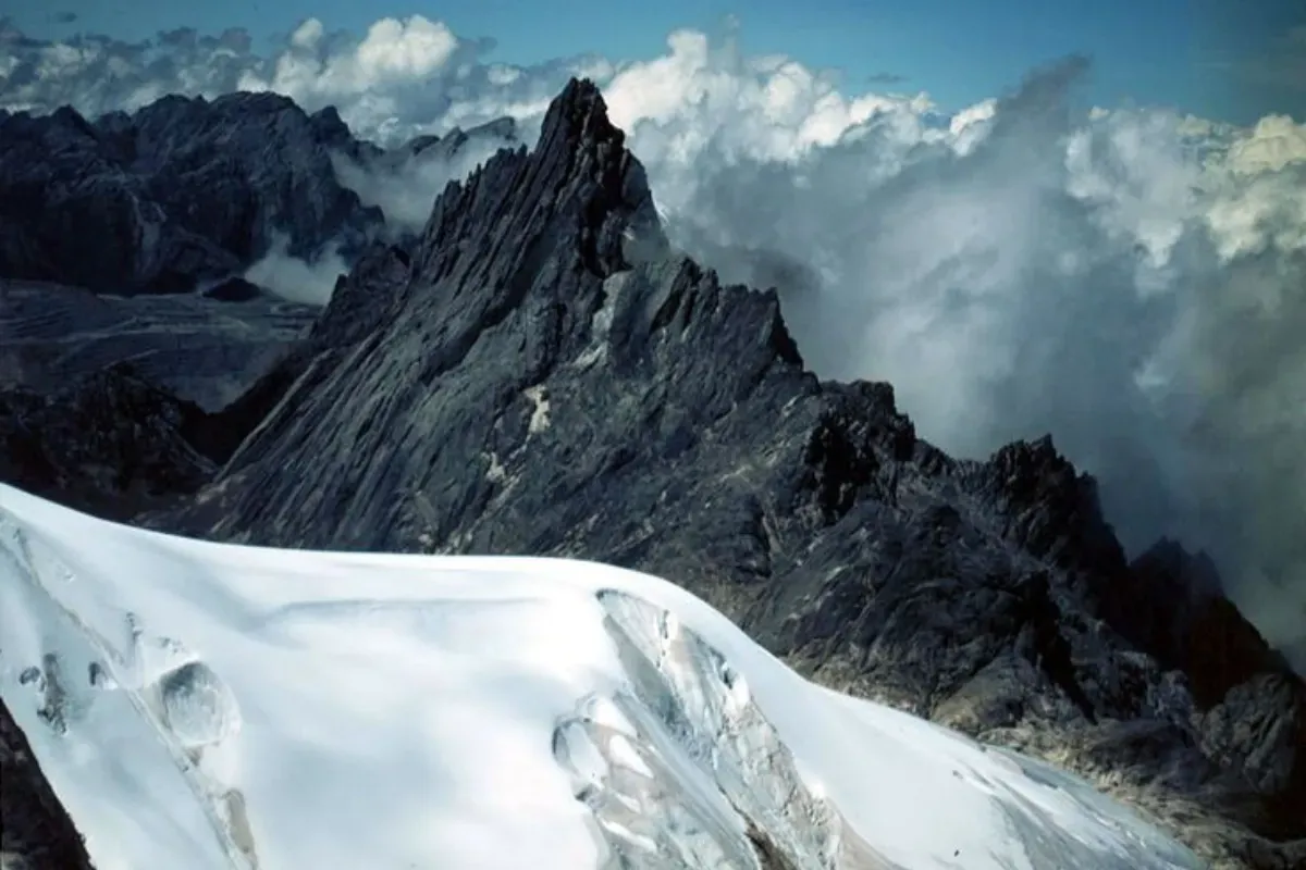 Puncak Cartensz Pyramid. (Sumber: Pinterest)