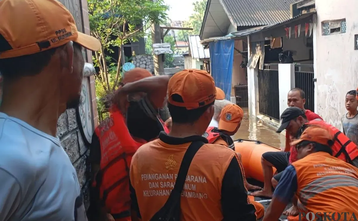 Petugas BPBD Jakarta saat membantu warga Kelurahan Balekambang, Jakarta Timur yang terendam banjir, Senin, 3 Maret 2025. (Sumber: Poskota/Pandi Ramedhan)