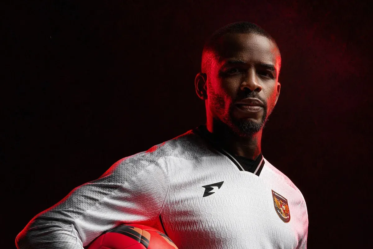 Greg Nwokolo mengenakan jersey Timnas Indonesia. (Sumber: Instagram @greg11n)