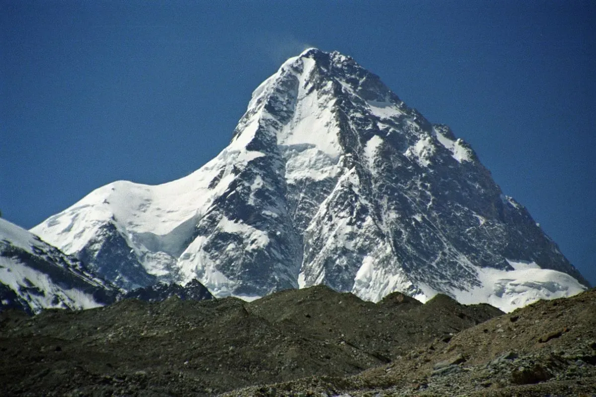 Penampakan Gunung K2 yang disebut-sebut sebagai gunung paling berbahaya di dunia untuk para pendaki. (Sumber: Wikimedia Commons)