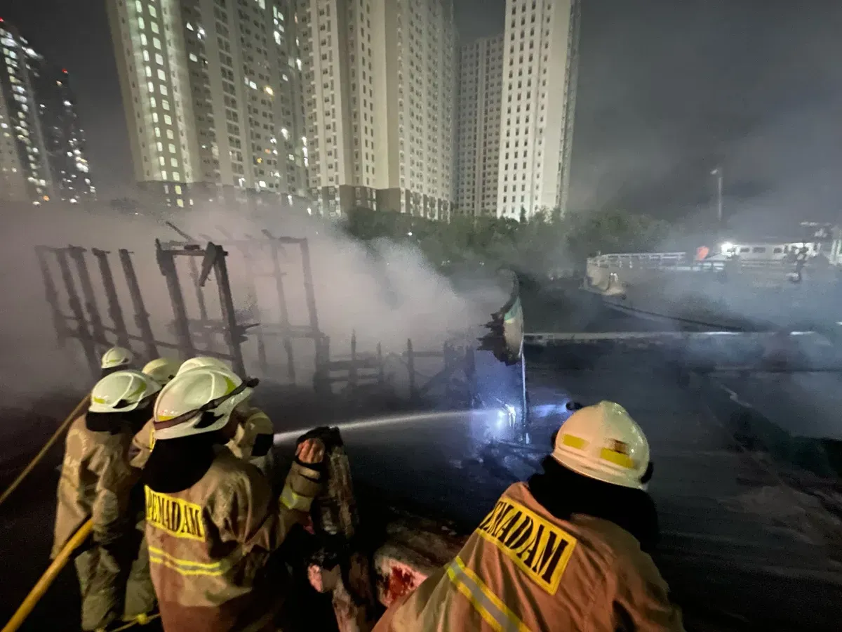 Tim Pemadam kebakaran saat berupaya memadamkan titik api saat proses pendinginan usai terjadi kebakaran yang melanda dua kapal di Pelabun Sunda Kelapa, Ancol, Pademangan, Jakarta Utara, terbakar, Senin 3 Maret 2025. (Damkar Jakarta Utara)