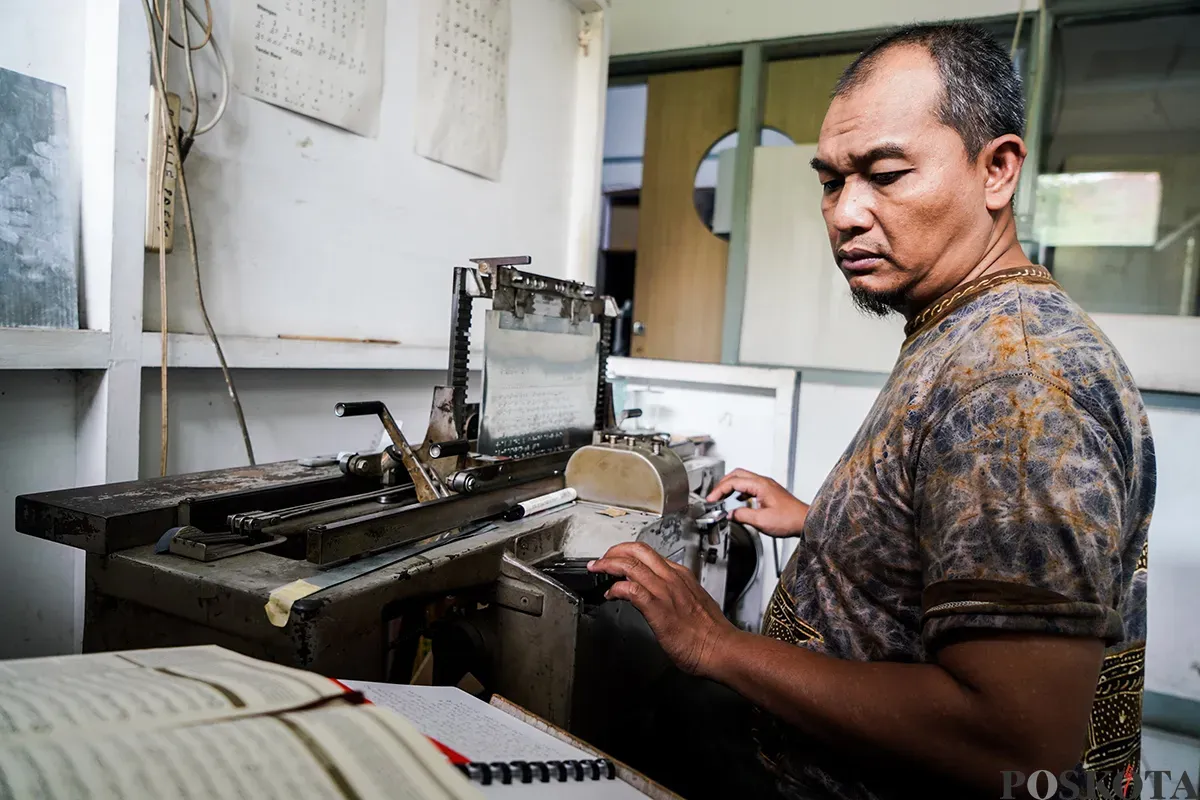 Petugas mengerjakan proses pembuatan Al Quran Braille mulai dari penyalinan ayat-ayat hingga pengemasan di Percetakan Yayasan Penyantun Wyata Guna, Bandung, Jawa Barat, Senin, 3 Maret 2025. (Sumber: Poskota/Bilal Nugraha Ginanjar)