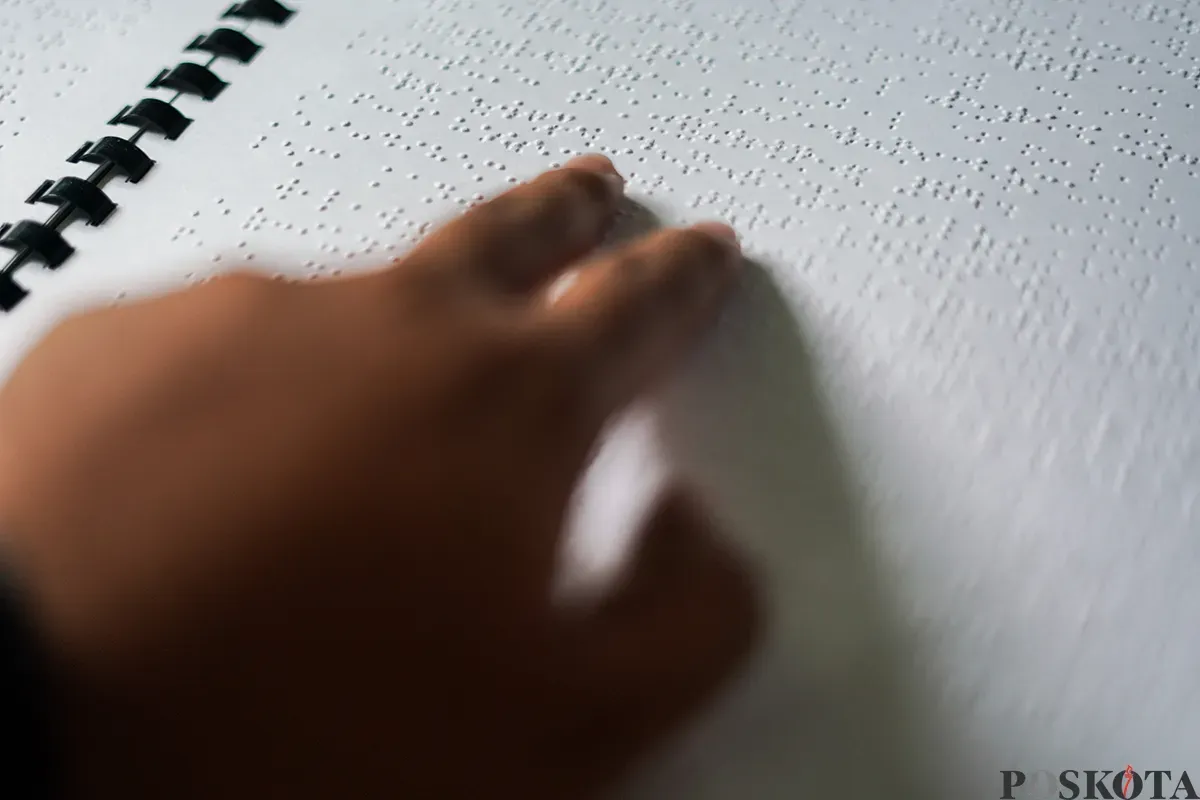 Petugas mengerjakan proses pembuatan Al Quran Braille mulai dari penyalinan ayat-ayat hingga pengemasan di Percetakan Yayasan Penyantun Wyata Guna, Bandung, Jawa Barat, Senin, 3 Maret 2025. (Sumber: Poskota/Bilal Nugraha Ginanjar)