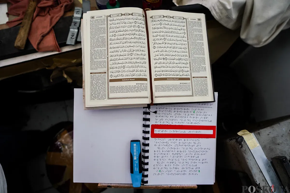 Petugas mengerjakan proses pembuatan Al Quran Braille mulai dari penyalinan ayat-ayat hingga pengemasan di Percetakan Yayasan Penyantun Wyata Guna, Bandung, Jawa Barat, Senin, 3 Maret 2025. (Sumber: Poskota/Bilal Nugraha Ginanjar)