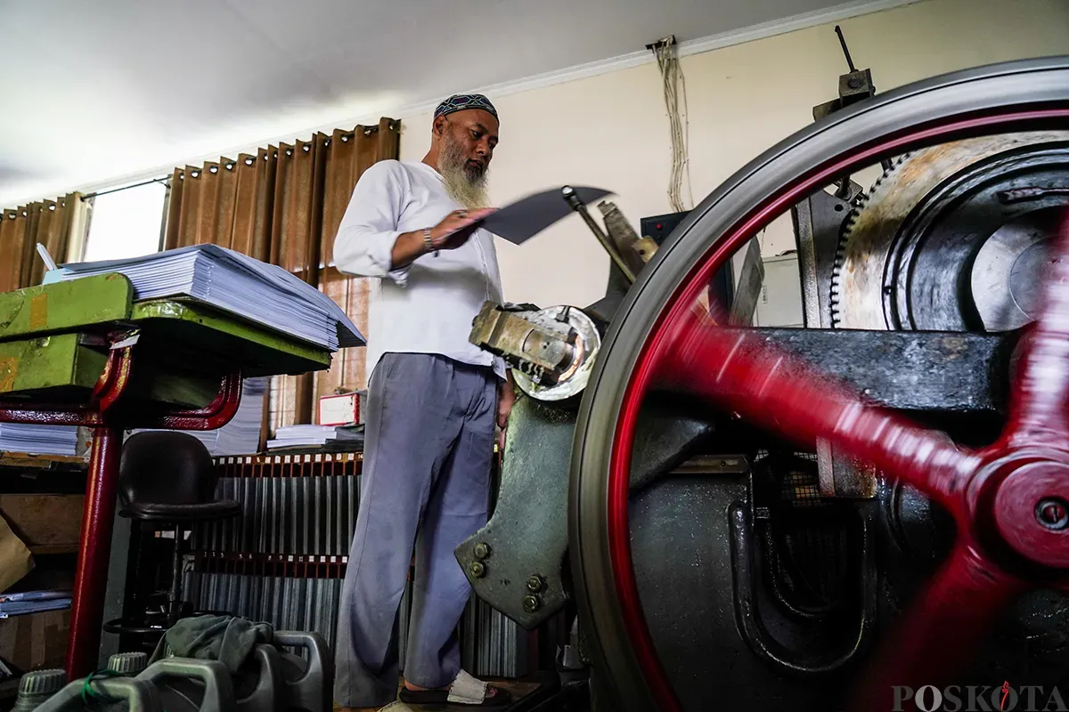 Petugas mengerjakan proses pembuatan Al Quran Braille mulai dari penyalinan ayat-ayat hingga pengemasan di Percetakan Yayasan Penyantun Wyata Guna, Bandung, Jawa Barat, Senin, 3 Maret 2025. (Sumber: Poskota/Bilal Nugraha Ginanjar)