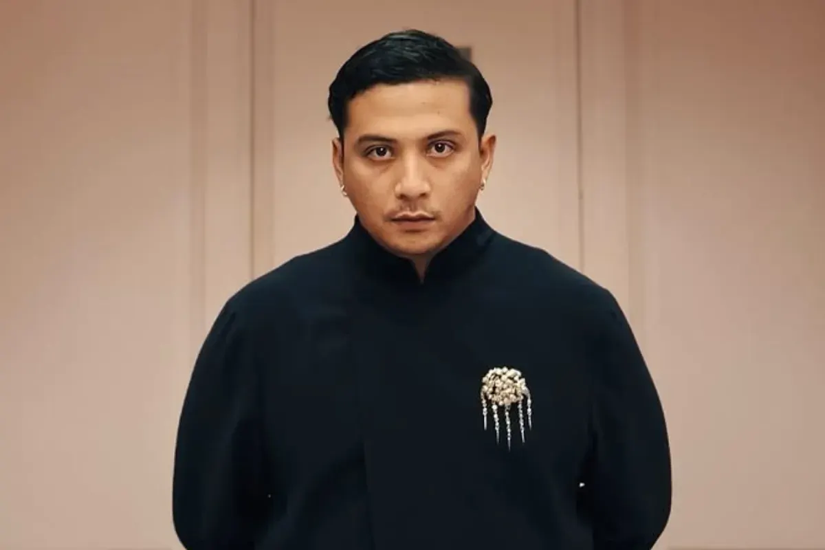 Nama sastrawan Sitok Srengenge kembali mencuat setelah foto yang memperlihatkan dirinya bersama musisi Sal Priadi beredar luas di media sosial. (Sumber: Instagram/@salpriadi)