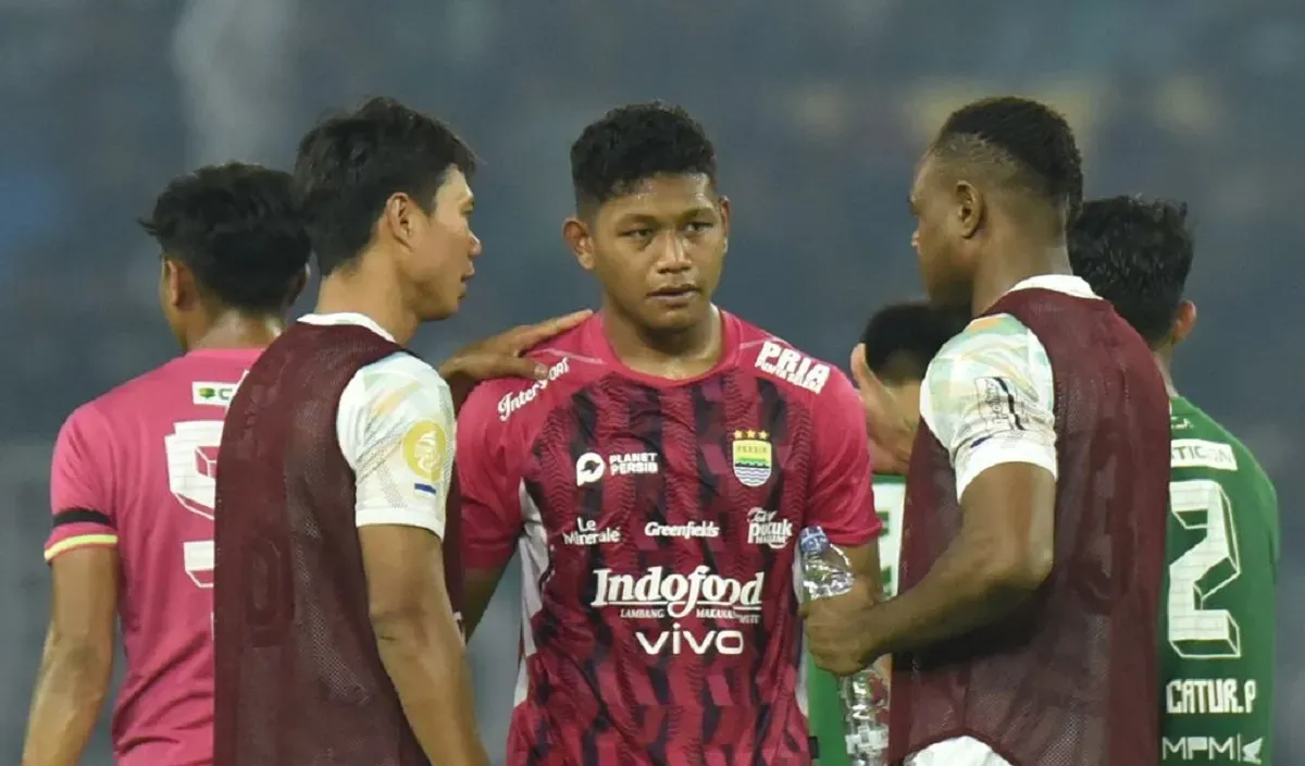 Sheva Sanggasi mendapat dukungan dari rekan-rekannya setelah menjalani debut bersama Persib. (Foto: persib.co.id)