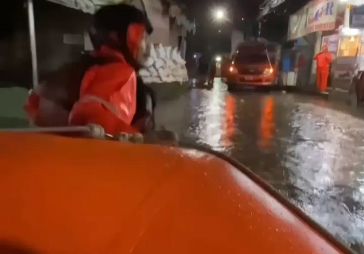 Petugas Tagana Kota Depok membawa perahu karet untuk mengevakuasi warga yang terjebak banjir. (Sumber: Instagram @depok24jam)