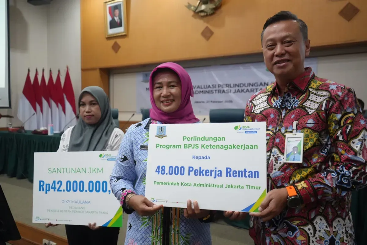 Plt Wali Kota Jakarta Timur, Iin Mutmainnah dan Kepala Kantor Cabang Jakarta Rawamangun Deni Suwardani menyerahkan santunan jaminan kematian. (Sumber: Dok. BPJS Ketenagakerjaan)