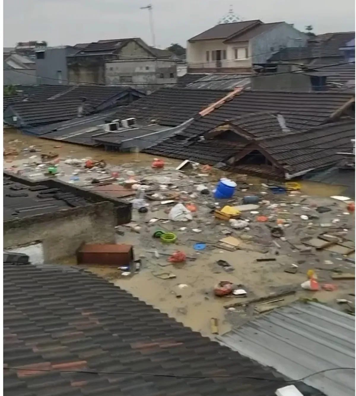 Banjir di Komplek Villa Nusa Indah Bekasi meredam hingga atap rumah pada Selasa, 4 Maret 2025. (Sumber: Capture @lonerissmm)