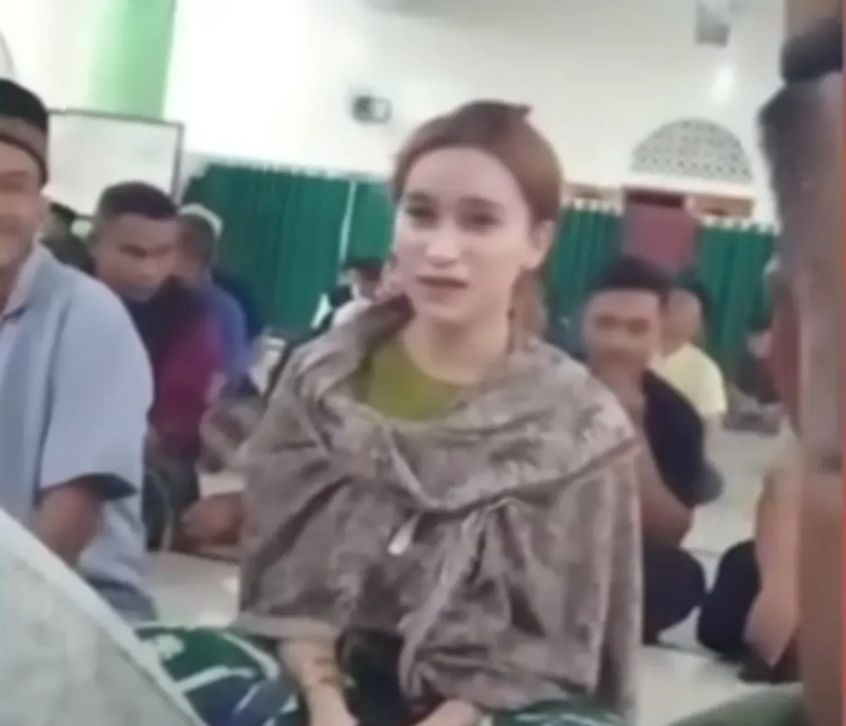 Viral jamaah mengira dirinya wanita yang duduk di shaf bagian pria ketika hendak shalat tarawih di sebuah masjid. (Sumber: Capture Instagram Lambeturah)