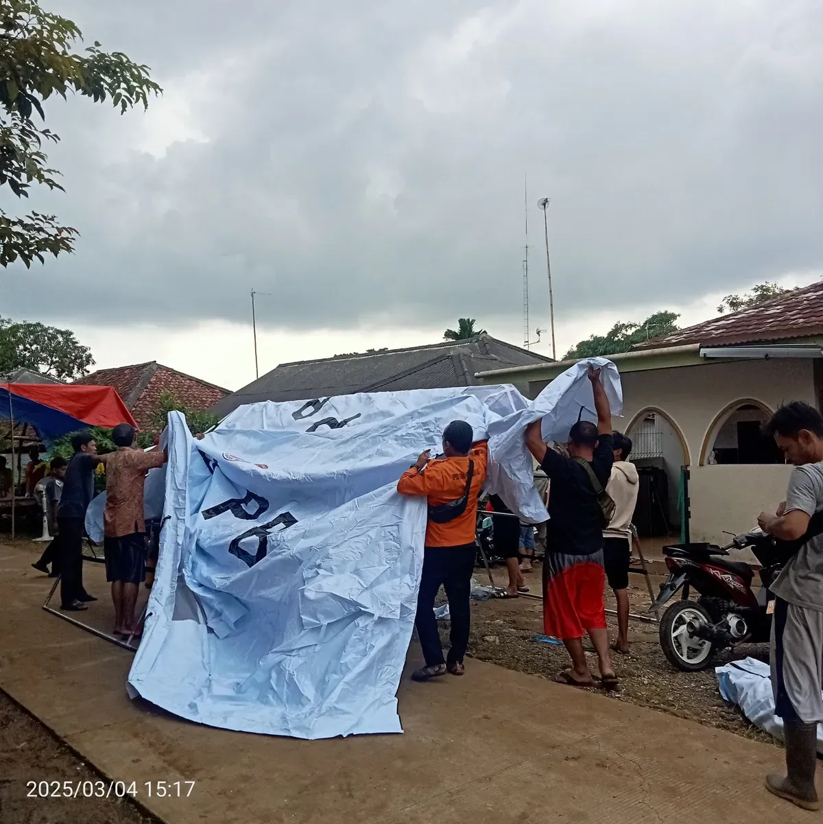 BPBD Kabupaten Bekasi mendirikan tenda pengungsi di Villa Mutiara Cikarang 2, Cikarang Selatan dan Desa Pasir Ranji, Cikarang Pusat, Selasa, 4 Maret 2025. (Sumber: Dok BPBD Bekasi)