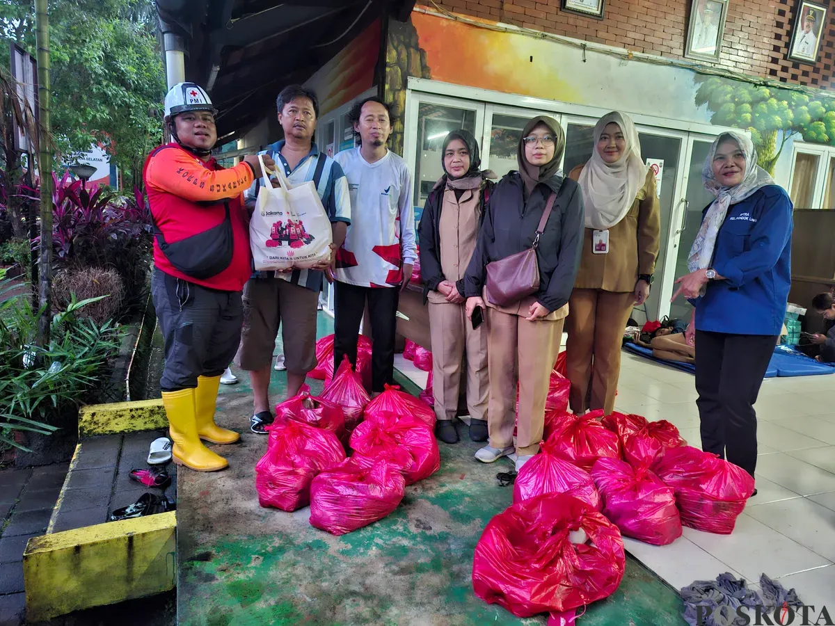 PMI Jakarta Selatan membagikan bantuan kepada korban pengungsi banjir di RPTRA Bango, Pondok Labu, Jakarta Selatan, Selasa malam, 4 Maret 2025. (Sumber: Poskota/Angga Pahlevi)