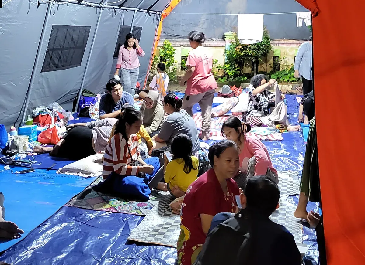 Ratusan warga mengungsi di Kantor Kelurahan Kedoya Selatan, Kebon Jeruk, Jakarta Barat, sejak Senin, 3 Maret 2025. (Sumber: Poskota/Pandi Ramedhan)