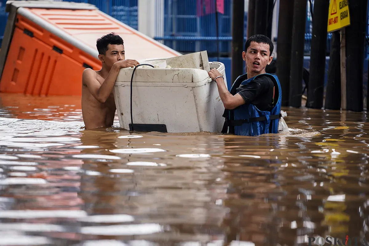 Sejumlah warga yang terdampak banjir akibat luapan air Sungai Ciliwung, berupaya menyelamatkan barang-barangnya di Kelurahan Rawajati, Pancoran, Jakarta Selatan dan Kelurahan Cililitan, Kramat Jati, Jakarta Timur, Selasa, 4 Maret 2025. (Sumber: Poskota/Bilal Nugraha Ginanjar)