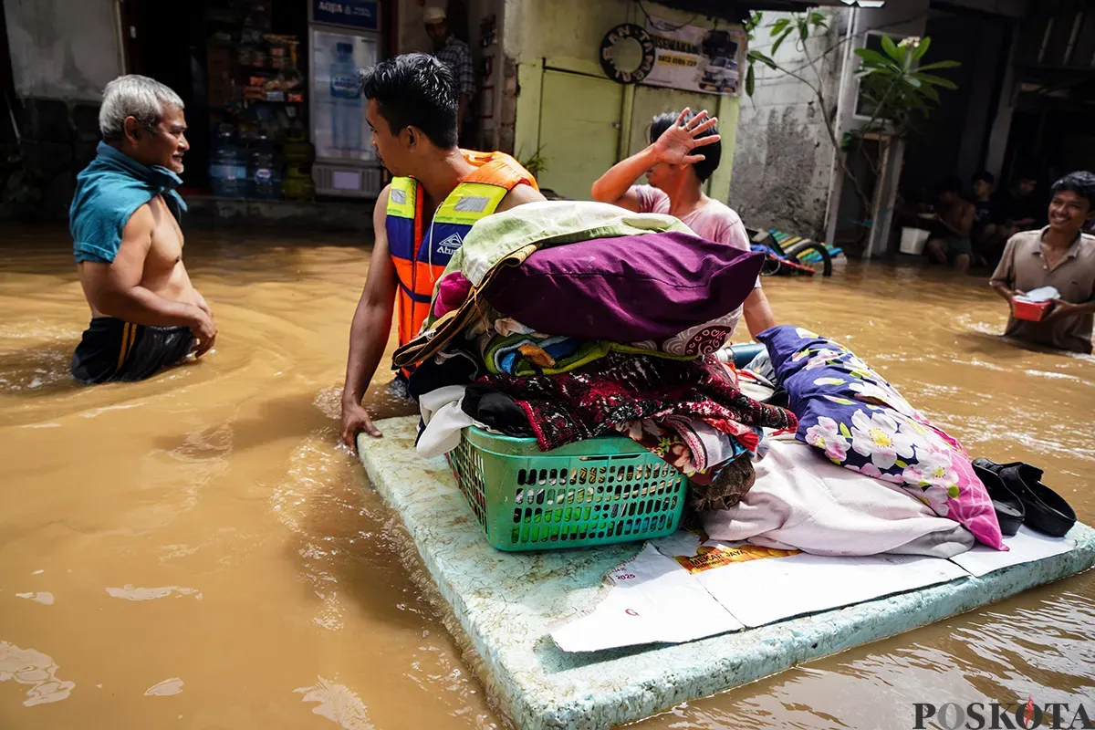 Sejumlah warga yang terdampak banjir akibat luapan air Sungai Ciliwung, berupaya menyelamatkan barang-barangnya di Kelurahan Rawajati, Pancoran, Jakarta Selatan dan Kelurahan Cililitan, Kramat Jati, Jakarta Timur, Selasa, 4 Maret 2025. (Sumber: Poskota/Bilal Nugraha Ginanjar)