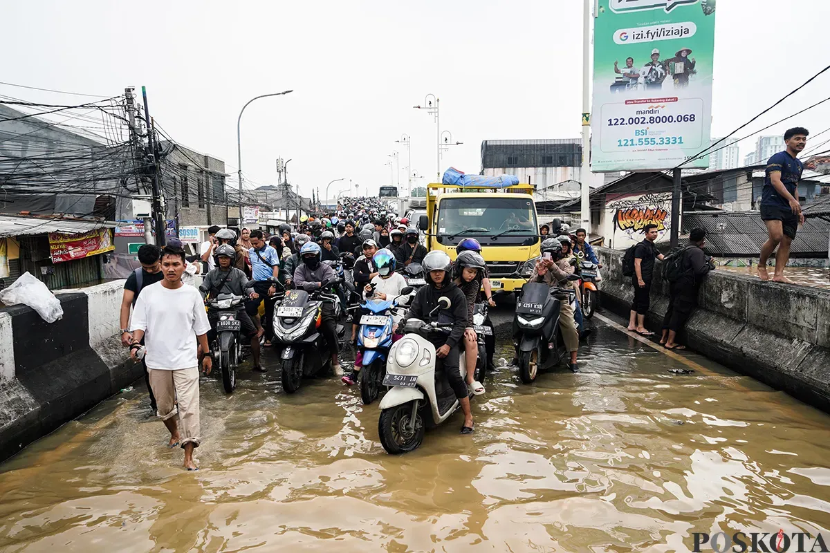 Sejumlah warga yang terdampak banjir akibat luapan air Sungai Ciliwung, berupaya menyelamatkan barang-barangnya di Kelurahan Rawajati, Pancoran, Jakarta Selatan dan Kelurahan Cililitan, Kramat Jati, Jakarta Timur, Selasa, 4 Maret 2025. (Sumber: Poskota/Bilal Nugraha Ginanjar)