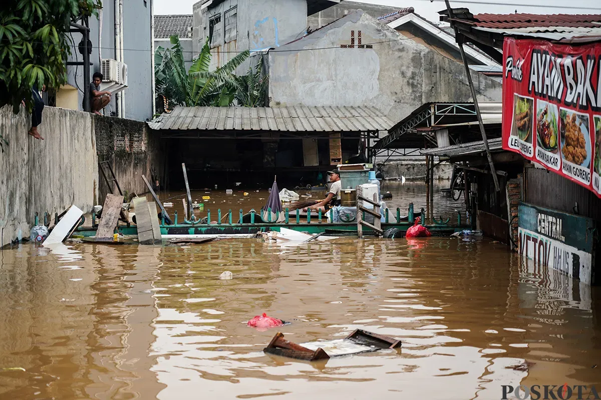 Sejumlah warga yang terdampak banjir akibat luapan air Sungai Ciliwung, berupaya menyelamatkan barang-barangnya di Kelurahan Rawajati, Pancoran, Jakarta Selatan dan Kelurahan Cililitan, Kramat Jati, Jakarta Timur, Selasa, 4 Maret 2025. (Sumber: Poskota/Bilal Nugraha Ginanjar)