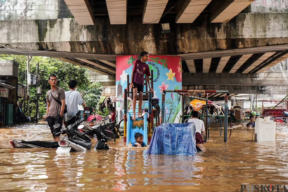 Sejumlah warga yang terdampak banjir akibat luapan air Sungai Ciliwung, berupaya menyelamatkan barang-barangnya di Kelurahan Rawajati, Pancoran, Jakarta Selatan dan Kelurahan Cililitan, Kramat Jati, Jakarta Timur, Selasa, 4 Maret 2025. (Sumber: Poskota/Bilal Nugraha Ginanjar)