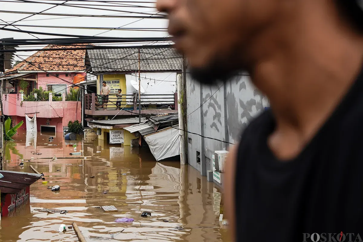 Sejumlah warga yang terdampak banjir akibat luapan air Sungai Ciliwung, berupaya menyelamatkan barang-barangnya di Kelurahan Rawajati, Pancoran, Jakarta Selatan dan Kelurahan Cililitan, Kramat Jati, Jakarta Timur, Selasa, 4 Maret 2025. (Sumber: Poskota/Bilal Nugraha Ginanjar)